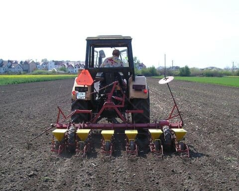 Traktor auf Feld, Symbol für landwirtschaftliche Praxis und aktuelle Düngeregeln in Hamburg.