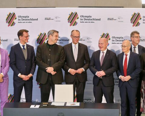 Hamburger Senat unterzeichnet Olympiabewerbung, betont Klimaneutralität bis 2040. Kritische Stimmen ertönen.