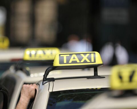 Ein Taxifahrer und ein Fahrgast streiten sich, was zu einer körperlichen Auseinandersetzung führt.