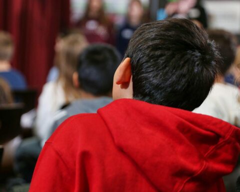 Junge Antidiskriminierungs-Beauftragte in einer Schule fördern Vielfalt und Sensibilität für Diskriminierungsthemen.