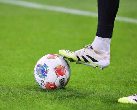 Zwei junge Fußballspieler des FC Hansa Rostock verlängern ihre Verträge und zeigen Potential.