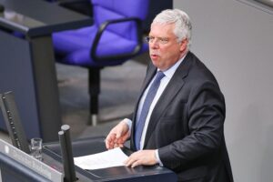 Hardt hält neue Flüchtlingswelle aus Ukraine für möglich Jürgen Hardt spricht über mögliche Flüchtlingswelle aus Ukraine durch russische Angriffe und Kälte.