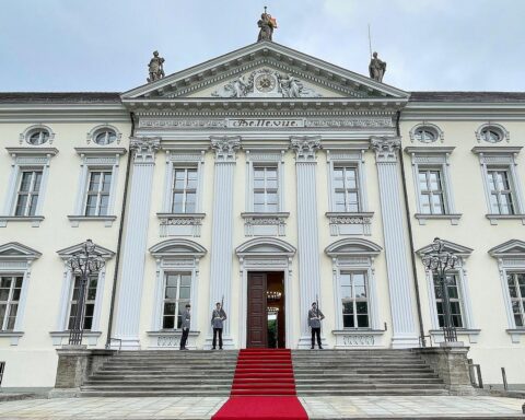 Schloss Bellevue, in Berlin, Symbol für die Bundespräsidentschaft und politische Diskussionen in Deutschland.