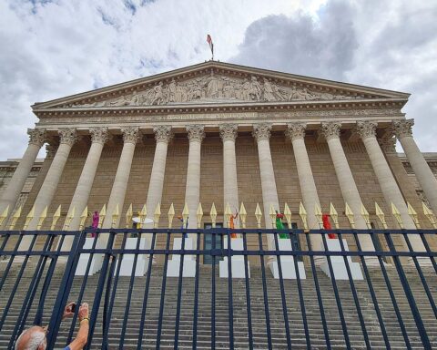 Abgeordnete der Nationalversammlung während einer Sitzung zur Verabschiedung des Haushalts in Frankreich.