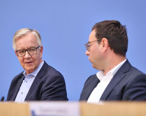 Dietmar Bartsch kritisiert Grüne für ihre Haltung zum Haushaltsgesetz und Schuldenpolitik.