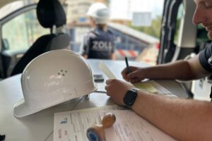Einsatzbus des Zolls bei Kontrollen zur Bekämpfung von Schwarzarbeit und Organisierter Kriminalität.