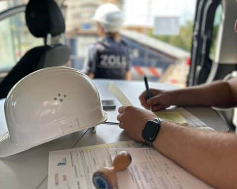 Einsatzbus des Zolls bei Kontrollen zur Bekämpfung von Schwarzarbeit und Organisierter Kriminalität.