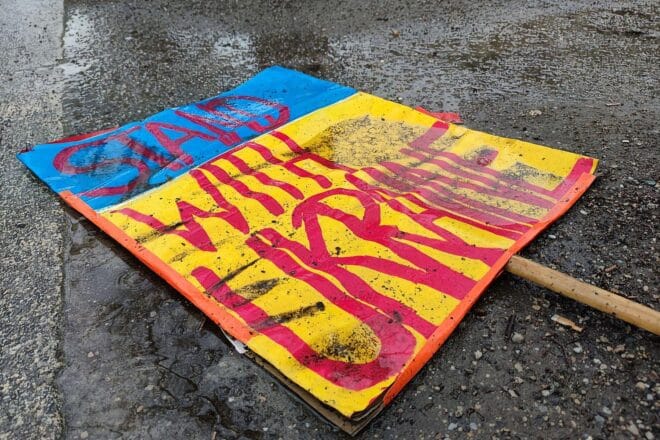 Herrmann bekräftigt Solidarität mit Ukraine bei Kundgebung in Erlangen