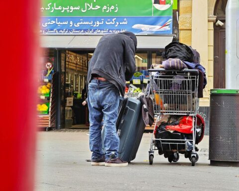 Sozialministerin übergibt Förderbescheid für Wohnungshilfe-Projekt zur Bekämpfung von Obdachlosigkeit.