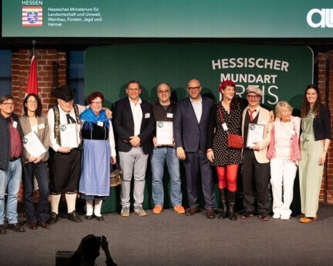 Minister Ingmar Jung verleiht den Hessischen Mundartpreis an Gewinner im Marburger Lokschuppen.