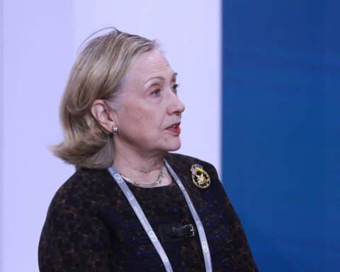 Hillary Clinton kritisiert Trump und fordert Offenlegung von Epstein-Dokumenten im Politikkontext.