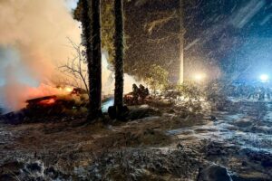 Historisches Fachwerkhaus in Teufelsmoor bei Osterholz-Scharmbeck abgebrannt Lang brennendes, historisches Fachwerkhaus in Teufelsmoor, umgeben von Feuerwehr und Löschkreisen.