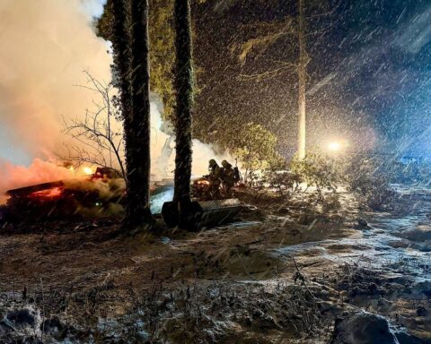 Lang brennendes, historisches Fachwerkhaus in Teufelsmoor, umgeben von Feuerwehr und Löschkreisen.