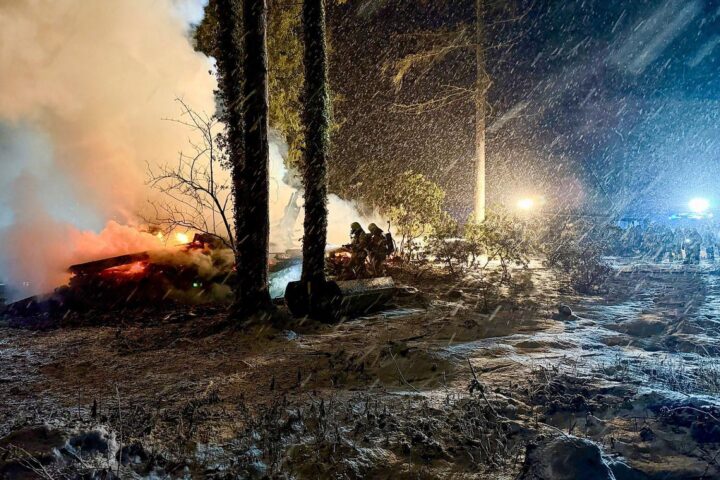 Lang brennendes, historisches Fachwerkhaus in Teufelsmoor, umgeben von Feuerwehr und Löschkreisen.