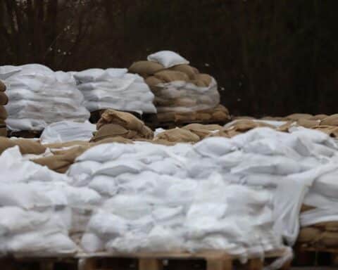 Sandsäcke schützen gegen Hochwasser, während Koblenz auf nächsten Hochwasserscheitel vorbereitet.