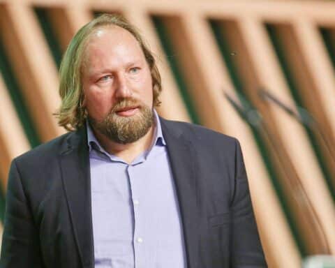 Politiker Anton Hofreiter warnt vor frühzeitigen Kanzlerschaftsüberlegungen von Friedrich Merz.