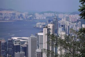 Blick auf Hongkong, symbolisiert politische Unruhen und den Verlust demokratischer Freiheiten.