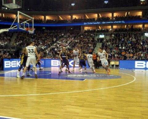 Howard Carpendale warnt: Musikkarriere aussichtslos, empfiehlt Basketball als bessere Zukunftschance.