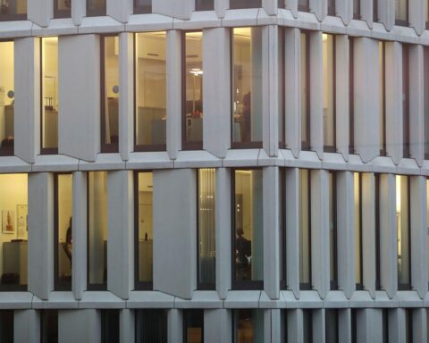 Modernes Bürogebäude, symbolisiert nachhaltiges Wirtschaften und neue Unternehmensform mit Verantwortung.