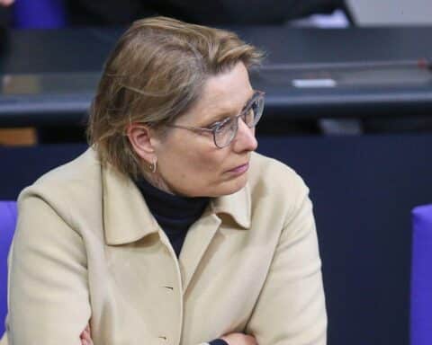 Bundesjustizministerin Stefanie Hubig spricht über internationale Ermittlungen zu Jeffrey Epstein und sexuelle Ausbeutung.