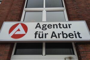 Arbeitsmarktexperte analysiert Zukunft: Herausforderungen, Rückgang der Arbeitslosigkeit, steigende Teilzeitquote.