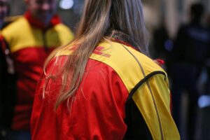 Ein DHL-Mitarbeiter beim Arbeiten, symbolisierend für die aktuelle Beschäftigungslage in Deutschland.