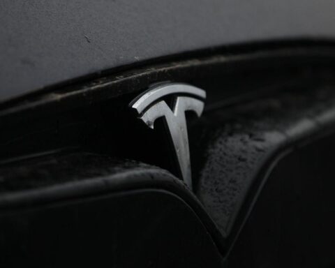 Tesla-Werk in Grünheide: IG Metall fordert bessere Arbeitsbedingungen und weniger Druck für Beschäftigte.