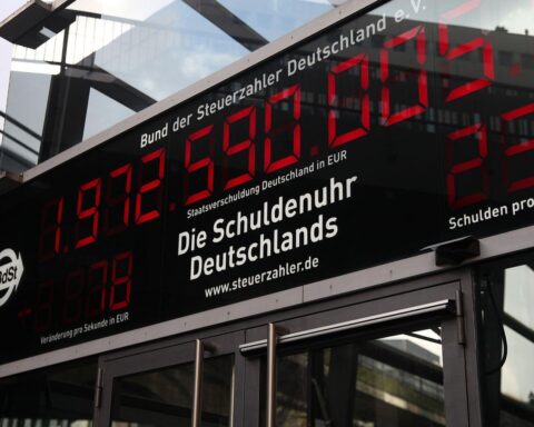 Grafik einer Schuldenuhr, die steigende Staatsausgaben und Kredite visualisiert.