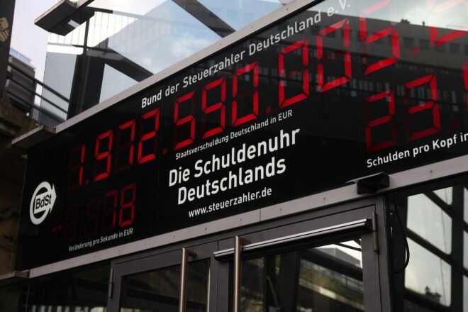 IW: Bundeshaushalt gerät zunehmend in Schieflage