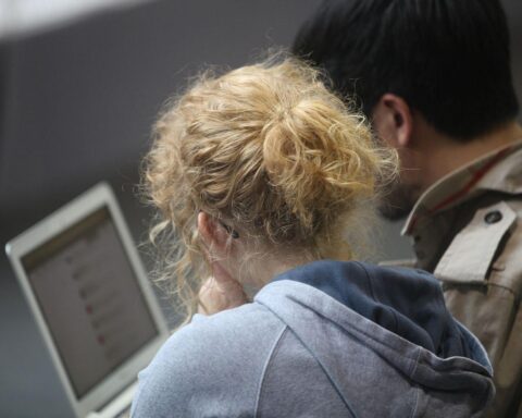 Frau und Mann diskutieren am Computer über Weiterbildung und Geduld im Lernen.