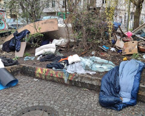 Ein Bild von Müllbergen, umweltfreundlichen Abfallcontainern und klarer Natur zur Abfalltrennung.
