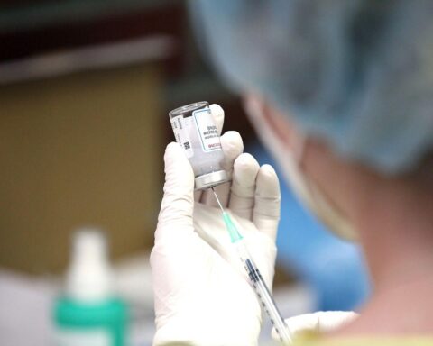 Impfspritze mit Moderna zeigt Rückgang der Grippeimpfungen bei über 60-Jährigen in Deutschland.