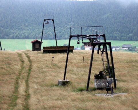 Leerer Skilift in winterlicher Landschaft, symbolisiert Rückgang von Ski- und Snowboard-Importen.