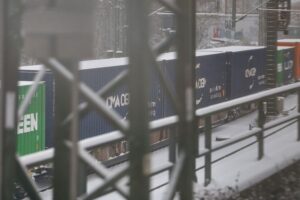 Güterzug transportiert Waren, symbolisiert sinkende Importpreise und wirtschaftliche Trends.
