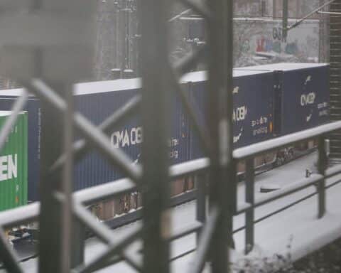 Güterzug transportiert Waren, symbolisiert sinkende Importpreise und wirtschaftliche Trends.