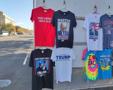 Donald-Trump-T-Shirts symbolisieren die wachsende Nähe zwischen US-Republikanern und deutscher AfD.