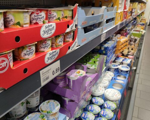 Supermarktregal mit Joghurt, symbolisiert Preiserhöhungen und Inflationsrate in Deutschland.