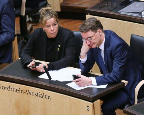 Hendrik Wüst und Mona Neubaur im Fokus politischer Veränderungen in Nordrhein-Westfalen.