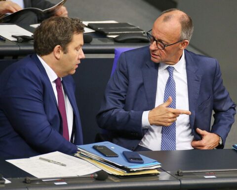 Lars Klingbeil und Friedrich Merz diskutieren über sinkende Zustimmungswerte im Bundestagswahlkontext.