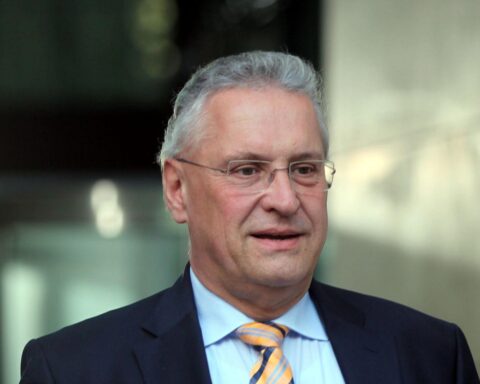 Joachim Herrmann präsentiert Termine, darunter Reden, Polizeibegrüßung und Cybersicherheitskonferenz.