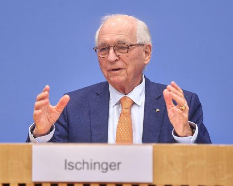 Wolfgang Ischinger spricht auf der Münchner Sicherheitskonferenz vor gespanntem Publikum.