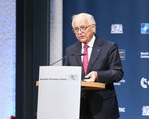 Wolfgang Ischinger diskutiert deutsche Waffengeschenke an Polen zur Stärkung der Verteidigung.