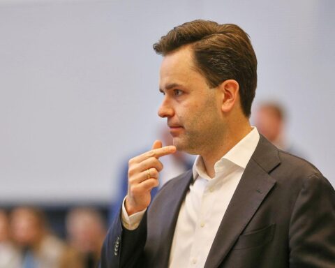 Johannes Winkel diskutiert Rentenreform, mit Fokus auf Einsparungen und Anpassungen an Inflation.