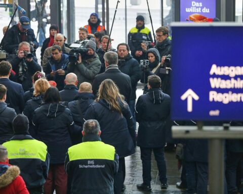Schweigeminute für Zugbegleiter: Trauer um Opfer von gewalttätigem Angriff im Regionalverkehr.