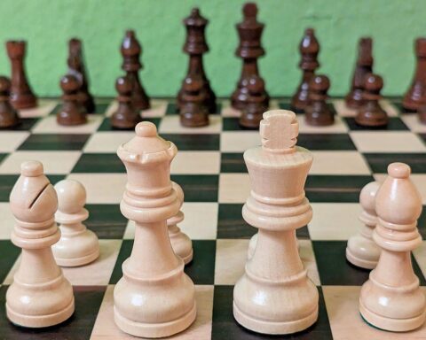 Judit Polgár spielt Schach, inspiriert Mädchen und fordert gleichen Zugang im Schachsport.