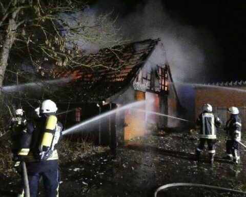 Leerstehender Resthof in Bülkau brennt komplett nieder, Jugendliche verdächtigt, Brand verursacht zu haben.