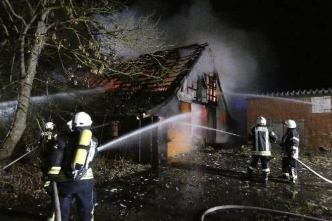 Jugendliche nach Brand eines Resthofes in Bülkau im Verdacht