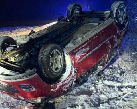 PKW überschlagen, zwei Jugendliche verletzt, winterliche Straßenverhältnisse, Polizei ermittelt.