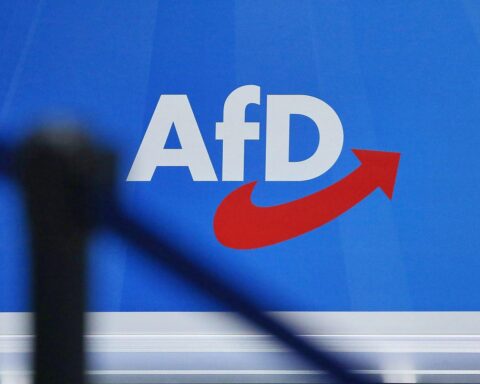 AfD-Logo mit jungen Mitgliedern bei der Gründungsversammlung in Bremen.