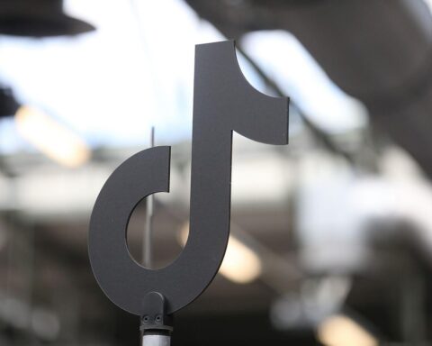 Junge Menschen kaufen via Social Media, oft impulsiv, und geraten in finanzielle Schwierigkeiten.